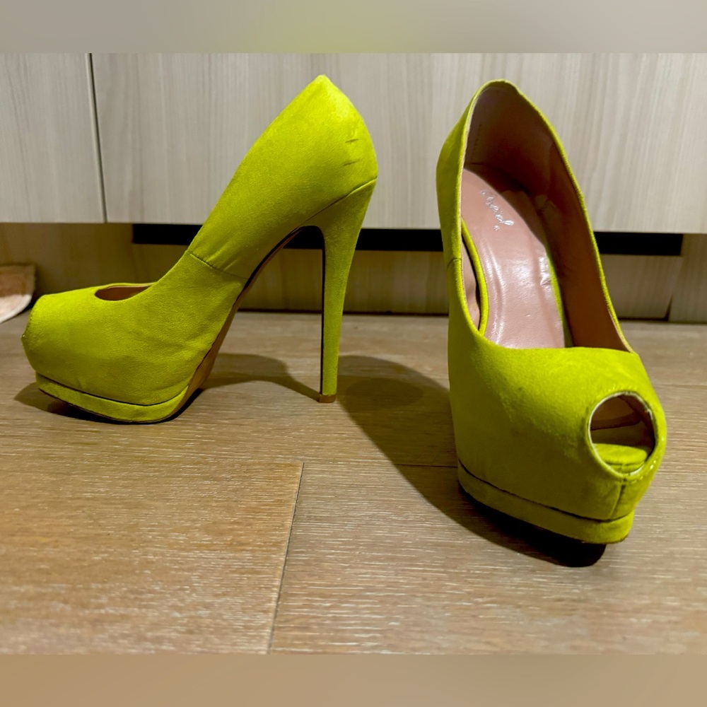 Qupid lime suede peep toe pumps